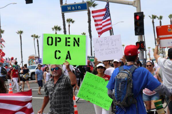 Protesters call for the rapid reopening of California, in Huntington Beach, on May 9, 2020. (Jamie Joseph/The Epoch Times)