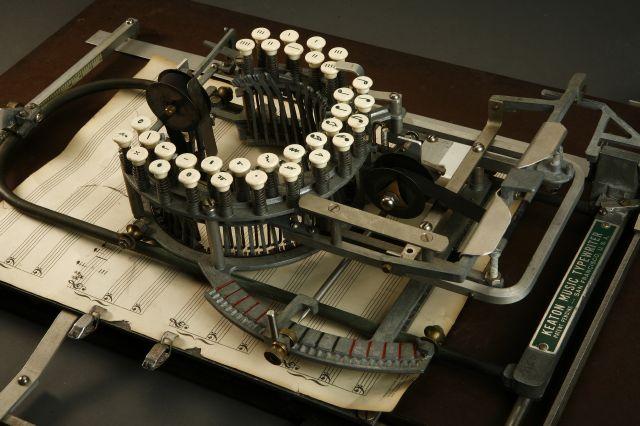 Keaton Music Typewriter, 1953. (<a href="https://commons.wikimedia.org/wiki/File:Keaton_Music_Typewriter.JPG">Negar 5980</a>/CC BY-SA 3.0)
