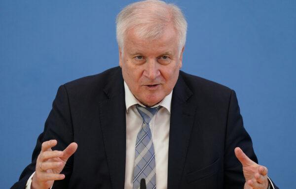 German Interior Minister Horst Seehofer speaks to the media to announce new policies regarding Germany's borders during the CCP virus crisis in Berlin, Germany, on May 13, 2020. (Sean Gallup/Getty Images)