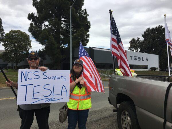 New California State supporters rally for freedom in front of Tesla’s corporate office to support Elon Musk in Fremont, Calif., on May 13, 2020. (Ilene Eng/The Epoch Times)