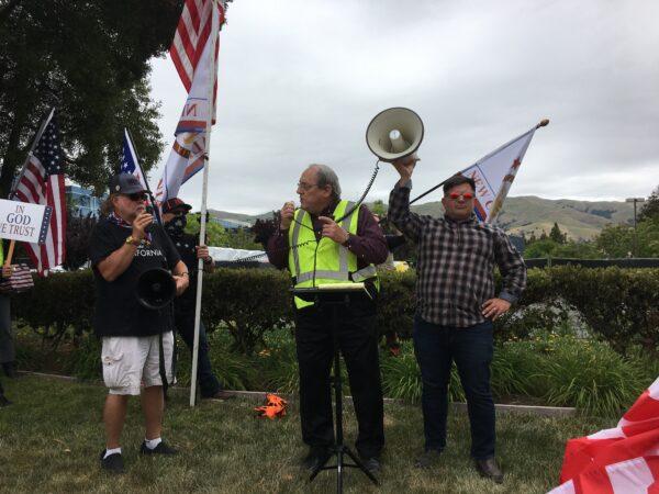 Paul Preston (C) announces that New California State would include the city of Fremont, during the rally in front of Tesla’s corporate office on May 13, 2020. (Ilene Eng/The Epoch Times)