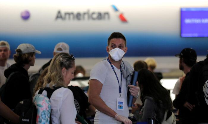 US Airlines Tell Crews Not to Force Passengers to Wear Masks