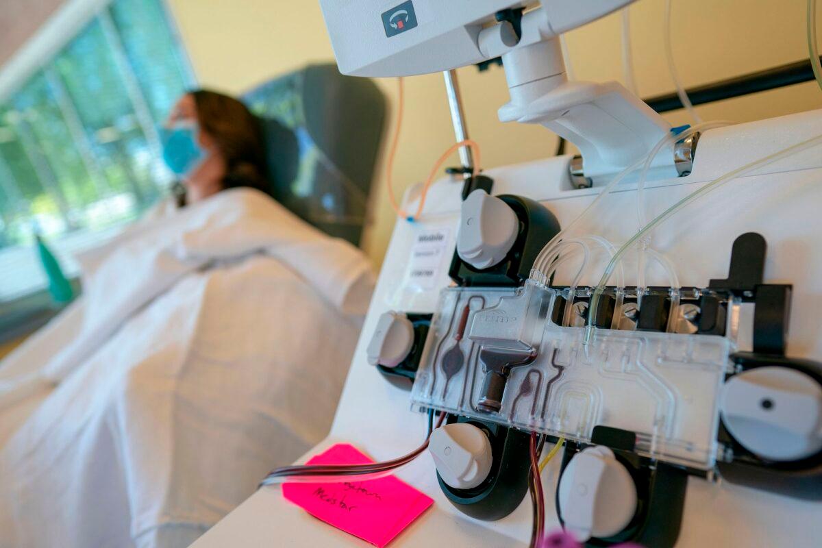 Mckinley Edelman, a recovered COVID-19 patient, donates plasma at MedStar Georgetown University Hospital in Dulles, Va., on April 22, 2020. (Alex Edelman/AFP/Getty Images)