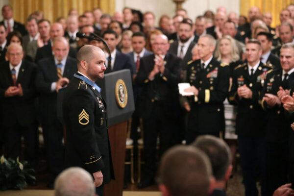 Ronald Shurer receives a standing ovation after President Donald Trump awarded him with the Medal of Honor in the East Room of the White House in Washington, on Oct. 1, 2018. (Chip Somodevilla/Getty Images)