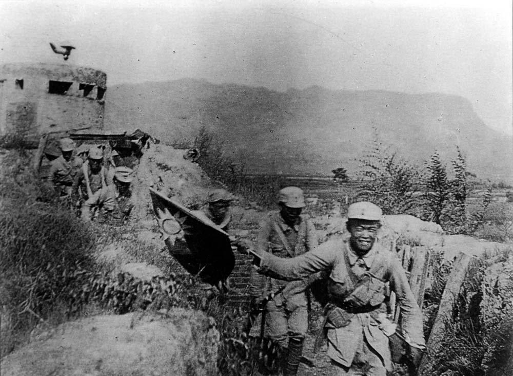 Communist troops wave China's Nationalist flag in the Hundred Regiments' Offensive. (<a href="https://en.wikipedia.org/wiki/File:Hundred_Regiments_Offensive_1940.jpg">Public Domain</a>)