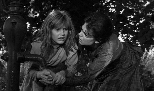 Helen (Patty Duke, L) in the moment that she understands the sign-language sign for water, as taught to her by Annie Sullivan (Anne Bancroft ). (United Artists)