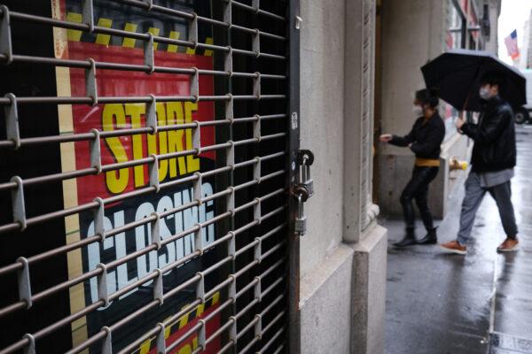 A store stands closed near Wall Street as the CCP virus keeps financial markets and businesses mostly closed in New York City on May 8, 2020. (Spencer Platt/Getty Images)