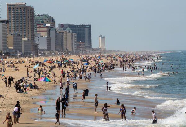Warm weather draws crowds to the oceanfront in Virginia Beach, Va., on May 16, 2020. (Kaitlin McKeown/The Daily Press via AP)