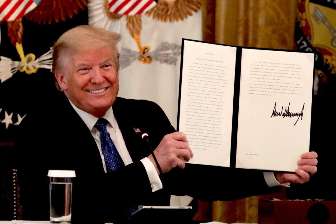 Trump Signs Executive Order Cutting Federal Regulations to Spur Economic Growth