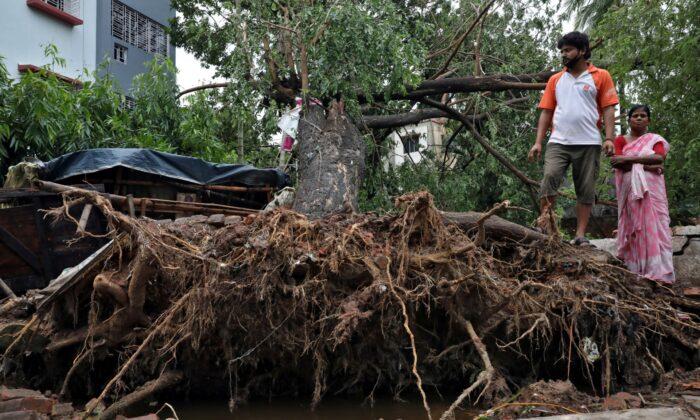 Cyclone Kills at Least 82 in India and Bangladesh, Flooding Lowlands
