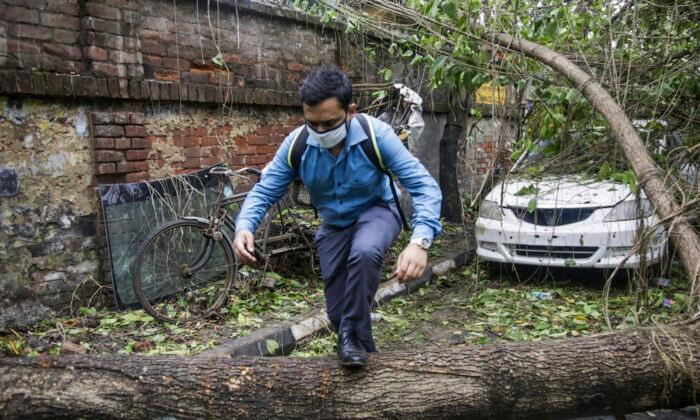 Deadly Cyclone Cuts Destructive Path in India, Bangladesh