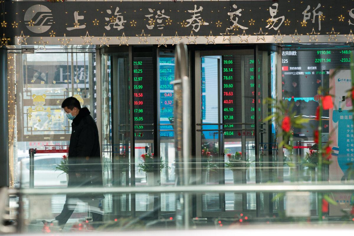 A security guard wears a mask when standing in front of the front gate of the Shanghai Stock Exchange Building on Feb. 3, 2020. (Yifan Ding/Getty Images)