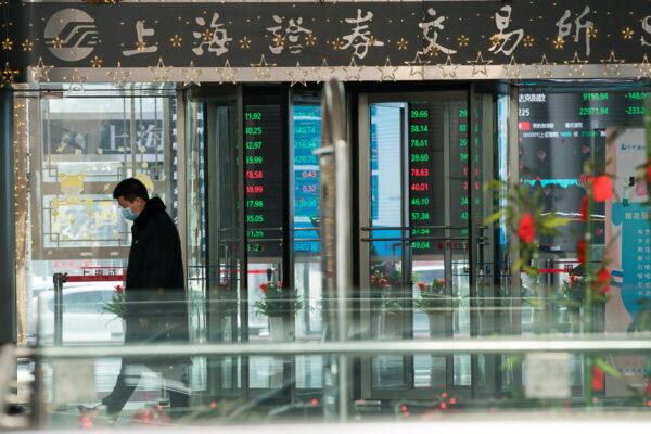 A security guard near the front gate of the Shanghai Stock Exchange building in Shanghai, on Feb. 3, 2020. (Yifan Ding/Getty Images)