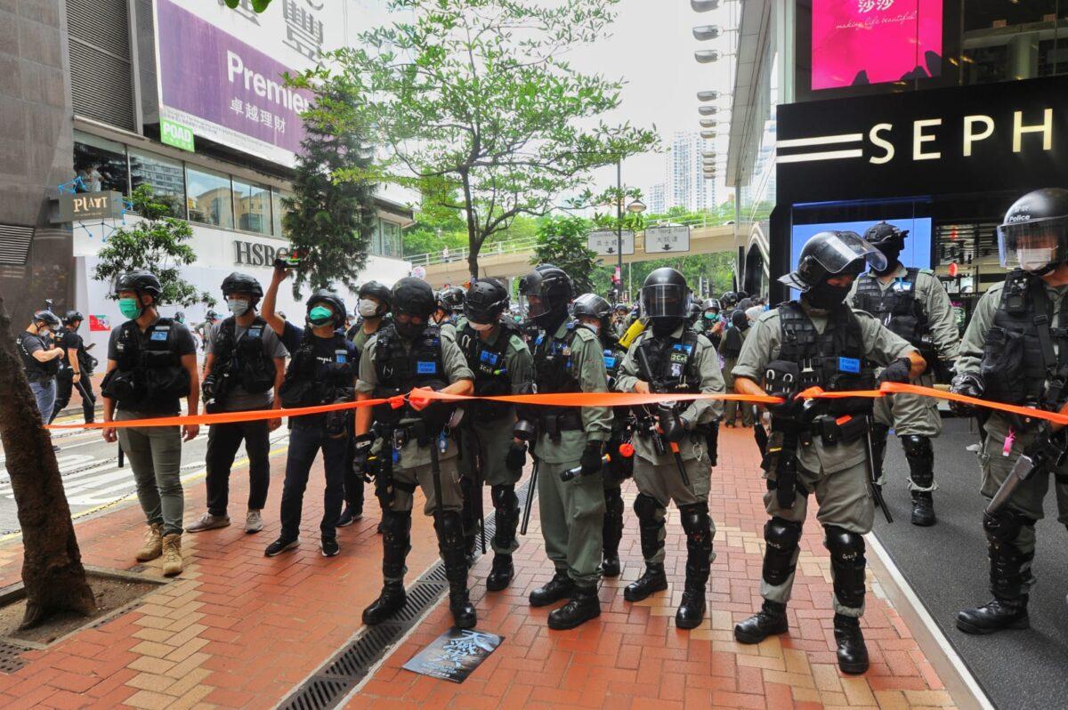 Police officers cordon off an area near the shopping center Windsor House in Causeway Bay, Hong Kong, on May 24, 2020. (The Hong Kong branch of The Epoch Times)
