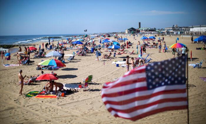 ‘A Typical Memorial Day Weekend’: Vacationers Flock to Pools, Beaches Despite COVID Concerns