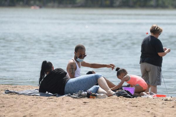 A family spends Memorial Day relaxing on a beach front at Creve Coeur Lake Park Maryland Heights, Mo., on May 25, 2020. (Michael Thomas/Getty Images)