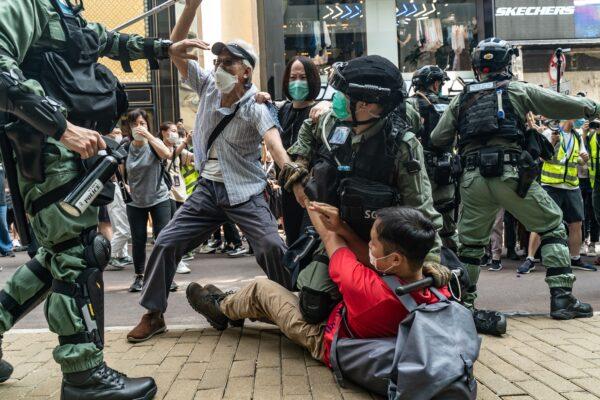 Pro-democracy supporters scuffle with riot police during a detention at a rally in Causeway Bay district in Hong Kong, on May 27, 2020. (Anthony Kwan/Getty Images)