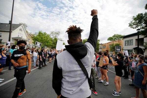 Protesters gather at the scene where George Floyd was pinned down by a police officer kneeling on his neck before later dying in a hospital in Minneapolis, Minnesota, on May 26, 2020. (Eric Miller/Reuters)
