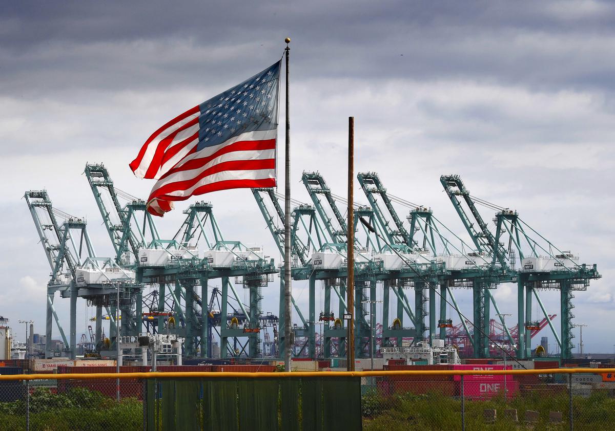US Trade Deficit Rises in August to Highest in 14 Years, Goods Deficit Hits Record High