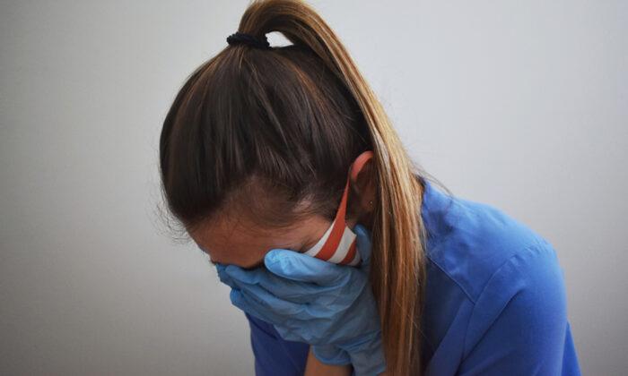 Uniformed Care Worker in UK Reduced to Tears by Shopper Accusing Her of ‘Spreading Germs’