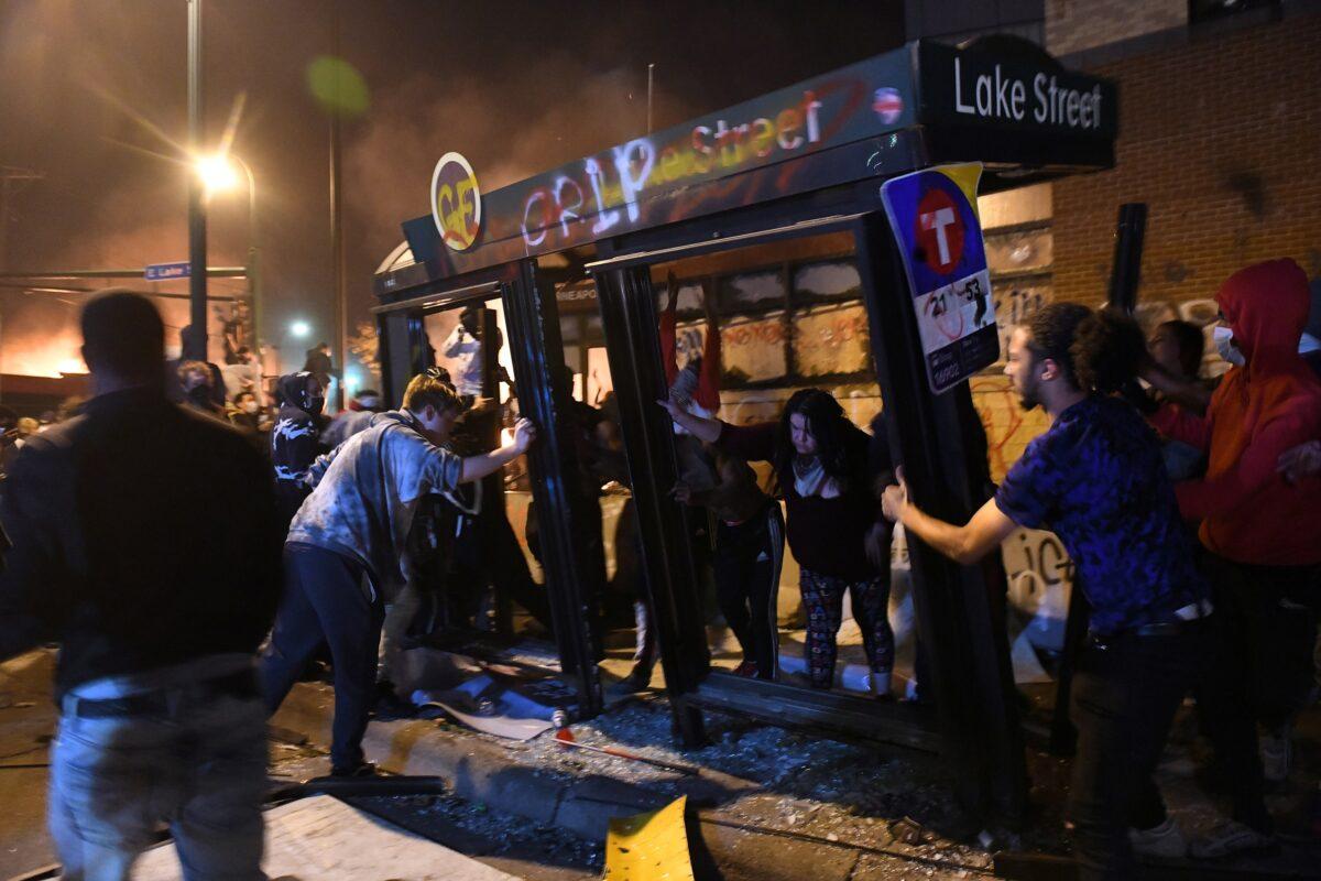 Protesters destroy the Lake Street bus stop outside the Minneapolis Police third precinct during the third day of demonstrations in response to the death of African-American man George Floyd in Minneapolis, Minn., on May 28, 2020. (Nicholas Pfosi/Reuters)