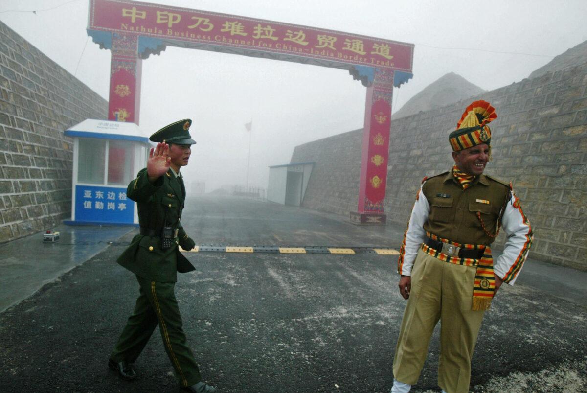 A Chinese soldier (L) and an Indian soldier stand guard at the Chinese side of the ancient Nathu La border crossing between India and China in Sikkim in this undated photo. (Diptendu Dutta/AFP via Getty Images)
