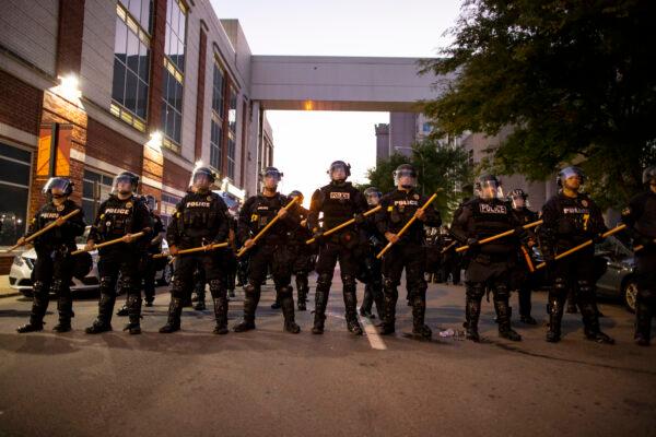 Police in riot gear stand in formation during protests in Louisville, Kentucky, on May 29, 2020. (Brett Carlsen/Getty Images)
