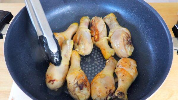 Sear the drumsticks in oil until browned on all sides. (CiCi Li)