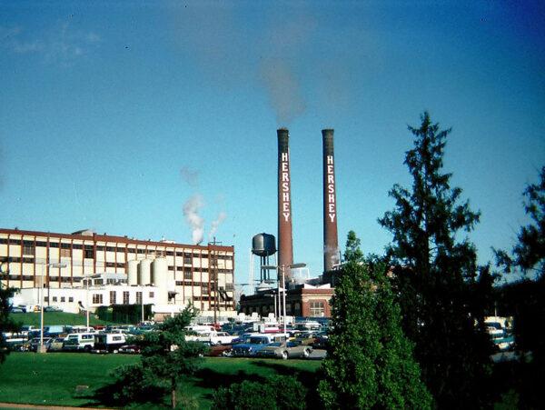 The Hershey Chocolate Factory in Hershey, Pennsylvania in 1976. (Wikimedia Commons/CC BY-SA 3.0)