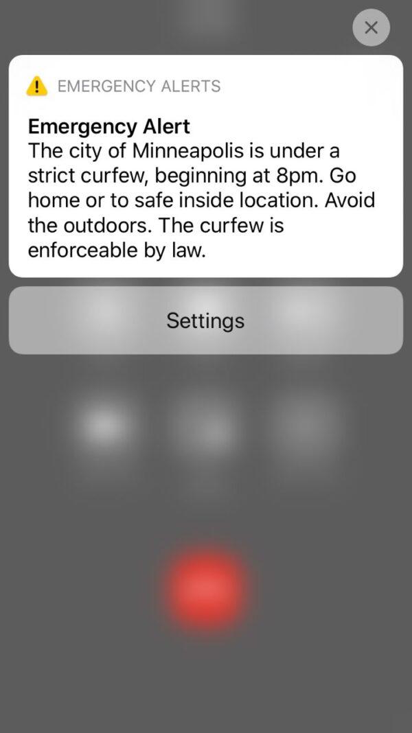 Emergency alert sent to phones in Minneapolis announcing an enforceable curfew on May 30, 2020. (The Epoch Times)