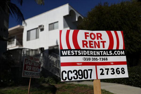 A 'for-rent' sign is posted in front of an apartment building in Los Angeles on Feb. 1, 2017. (Justin Sullivan/Getty Images)