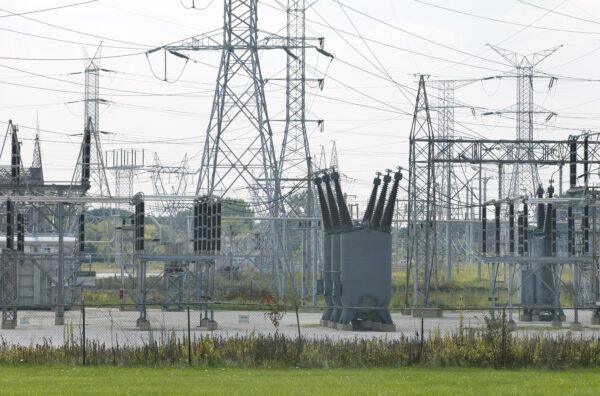 Transformers and power transmission lines are seen in a power distribution yard in Des Plaines, Ill., on Aug. 18, 2003. (Tim Boyle/Getty Images)