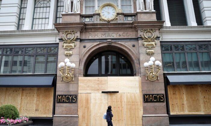 Iconic New York Macy’s Looted in Chaotic Night of Smash-and-Grab Thefts