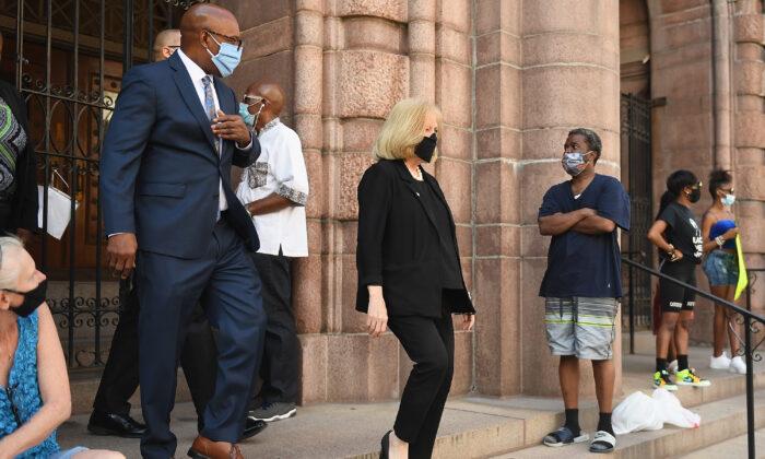 St. Louis Mayor Accused of Intimidating Defund Police Protesters by Reading Names, Addresses