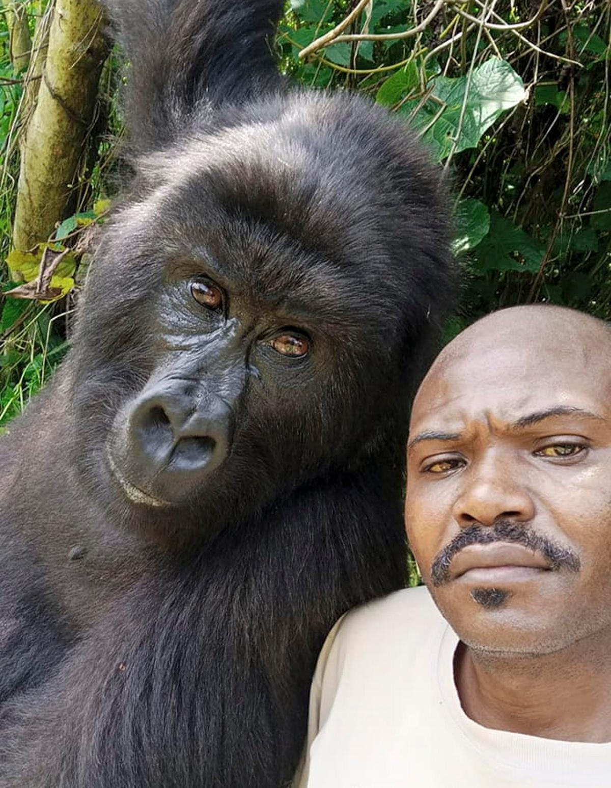 Warden Patrick Sadiki Karabaranga and a friend take a selfie together. (Caters News)