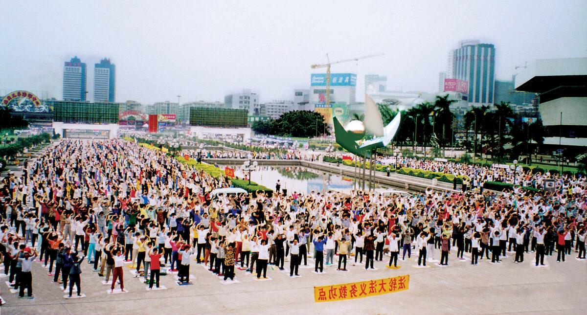 Hundreds of Falun Gong practitioners doing the group exercise in Guangzhou, China, in 1998, before the persecution. (<a href="http://photo.minghui.org/photo/Eindex.htm">Minghui</a>)