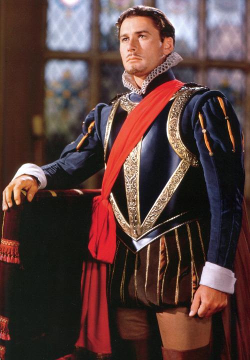 Errol Flynn as Robert Devereux, the Earl of Essex, a historical figure who is cast in a fictionalized romance. (Warner Bros.)