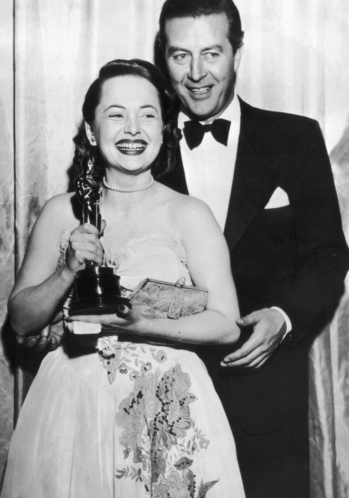Olivia de Havilland receives her Best Actress Oscar from the actor Ray Milland for "To Each His Own" on March 19, 1947. (Keystone/Getty Images)
