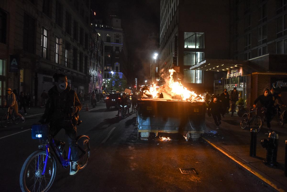 Rioters set a dumpster on fire in New York City, N.Y., on May 31, 2020. (Stephanie Keith/Getty Images)