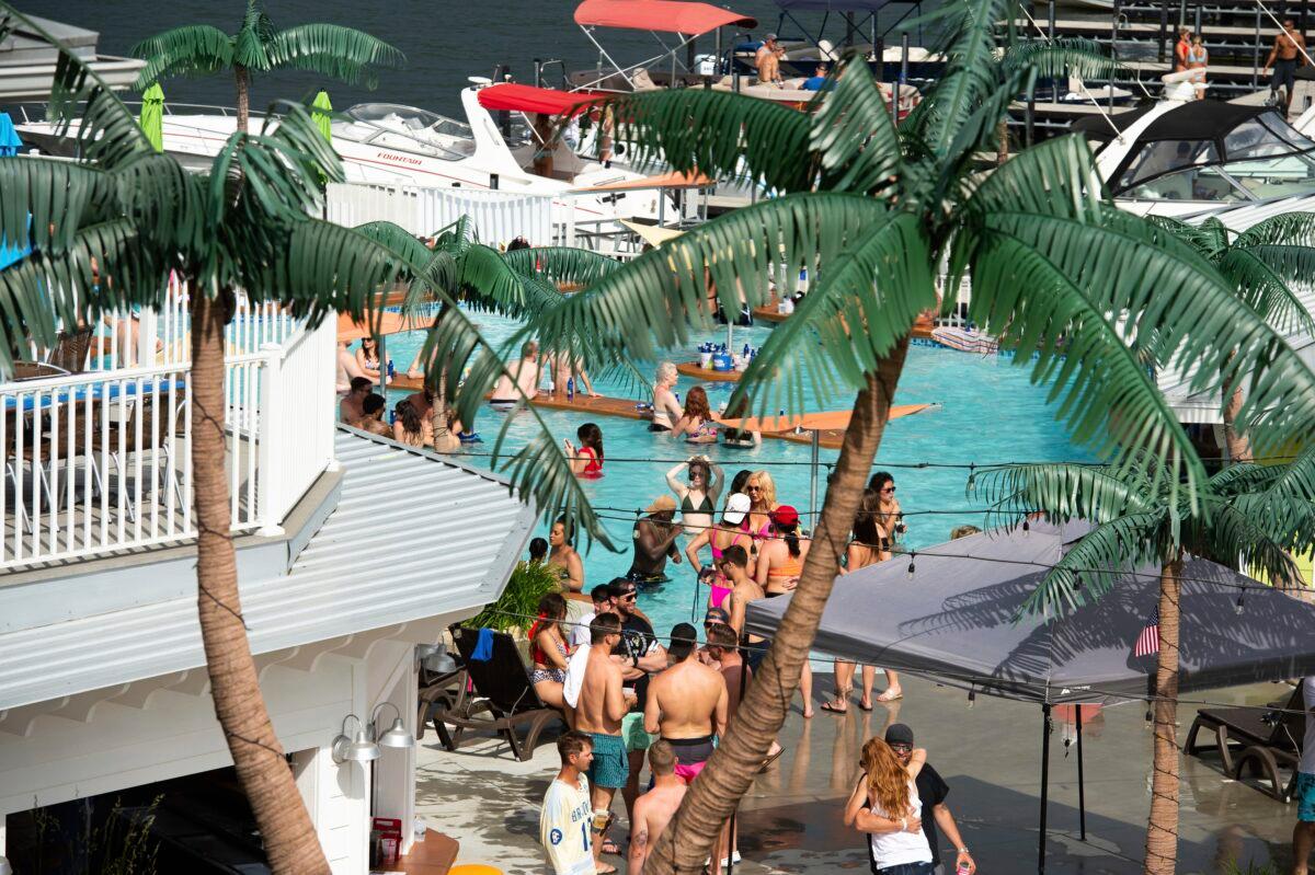 Crowds of people gather at Coconuts Caribbean Beach Bar & Grill in Gravois Mills, Mo., on May 24, 2020. (Shelly Yang/Kansas City Star via AP)
