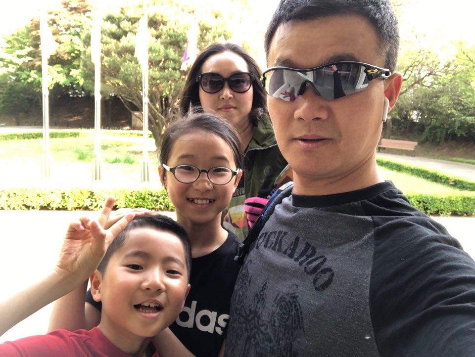 Shin Sanggyo with his wife and their two children. (Courtesy of Shin Sanggyo)