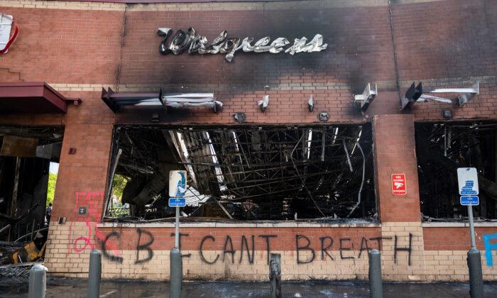 People Donate 29,000 Bags of Food to Families After Stores Burned by Rioters in Minneapolis