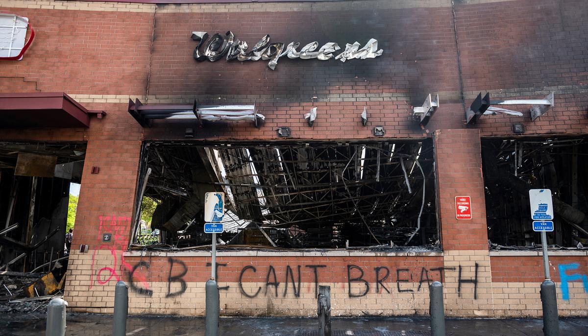 People Donate 29,000 Bags of Food to Families After Stores Burned by Rioters in Minneapolis