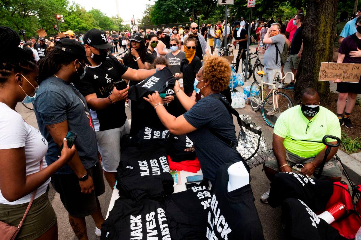 People selling "Black Lives Matter" T-shirts to protestors near the White House in Washington, DC, on June 5, 2020. (Roberto Schmidt/AFP/Getty Images)