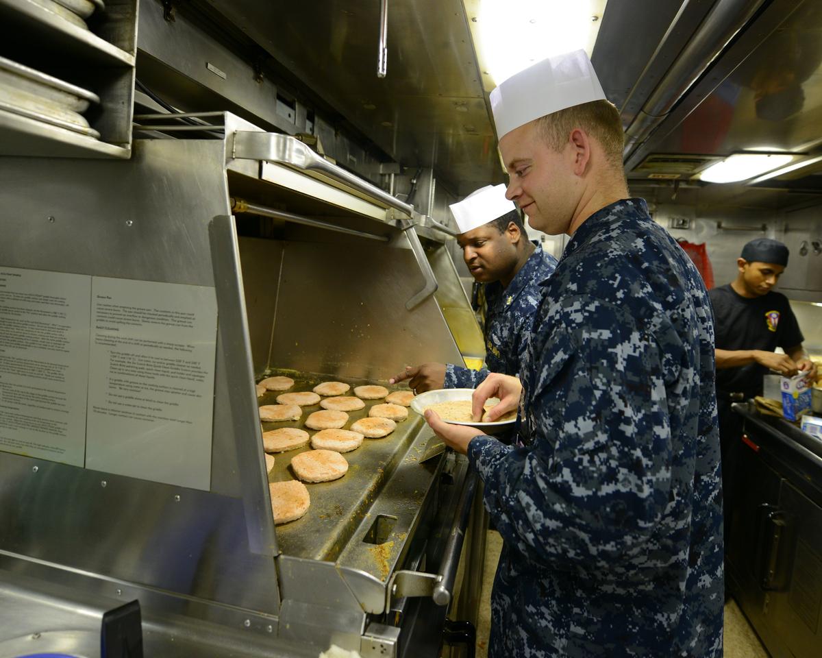 Culinary specialists aboard USS Ohio prepare a meal for the crew at Puget Sound, Washington, on June 26, 2015 (<a href="https://www.dvidshub.net/image/2050134/uss-ohio-imagery">Mass Communication Specialist 1st Class Kenneth G. Takada</a>/U.S. Navy)