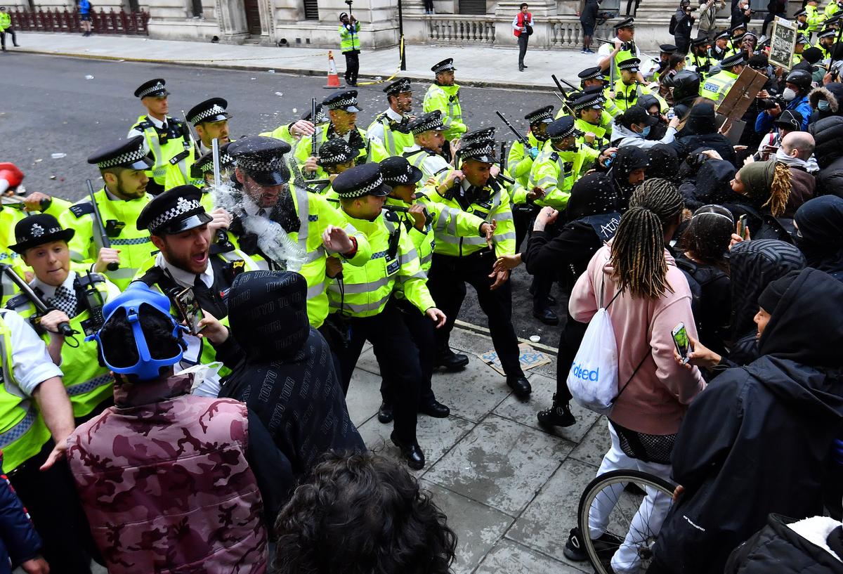 Police clash with protesters in London, UK, on June 7, 2020. (Dylan Martinez/Reuters)