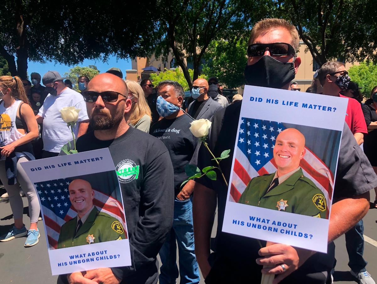 FBI Looks for Link Between 2 Ambush Killings of Officers