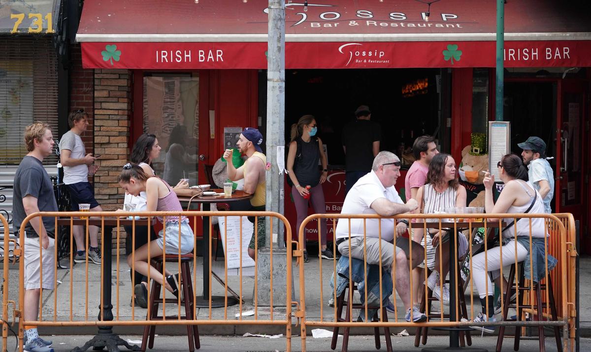 People drink outdoors at bars and restaurants in the Hells Kitchen neighborhood of New York on June 7, 2020. (Bryan R. Smith/AFP via Getty Images)