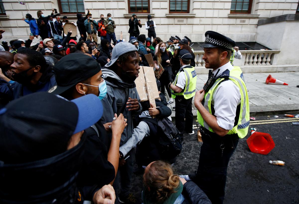 Police clash with demonstrators in London, UK, on June 7, 2020. (Peter Nicholls/Reuters)