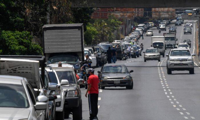 Venezuela’s New Gasoline System Fails to End Epic Lines